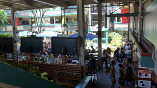 ランチタイムを過ぎていても撮ってもにぎわっているシーフード・レストランでした!!