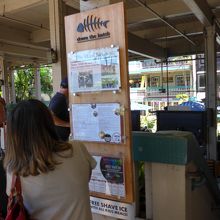 入り口付近の掲示板　魚の骨の絵が当店のロゴマーク