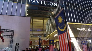 街中にある巨大なショッピングモール