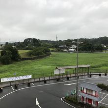 駅より、左手館前遺跡、右手奥多賀城跡