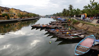 赤黒く濁っている