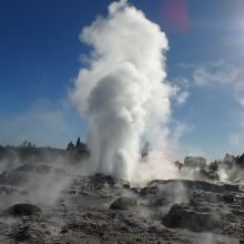 間欠泉が吹き上がる。アイスランドのゲイシールより水量が多い。