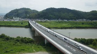 背後には男山が