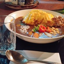 オムレツがどん！と乗ったばばじカレー。