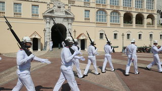 衛兵交替儀式が見物の大公宮殿