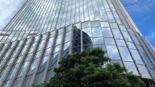 うろこ雲と高層ビル