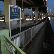 埼玉から流れて都内では首都高の高架に沿って流れてます