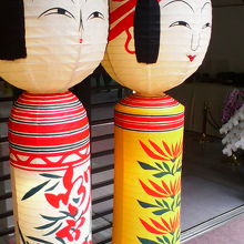 「高岩寺信徒会館」にはこけし人形が多数展示