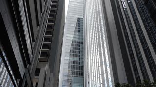 呉服橋の交差点にあります