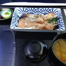 主菜　鱒幽庵焼き