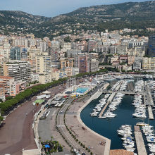 F1モナコグランプリのスタート地点はモナコ港前で、道路に白線