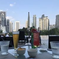 プールサイドのレストラン