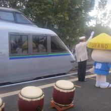 出発進行！ゆるキャラとともに…。後姿が切なげ…。