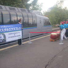 和太鼓の演奏に見送られながら…