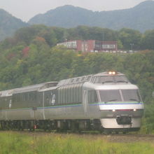 学田２区踏切付近を走行中のクリスタルエクスプレス