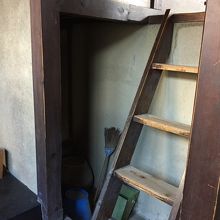 下の台所におりる梯子