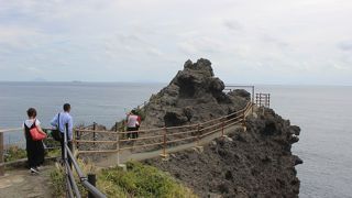 石廊崎の先端が「神」の神社。社殿は崖に張り付いていました