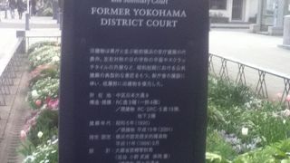 大通り沿いの重厚な建物