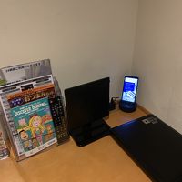 部屋にサービスの電話も設置