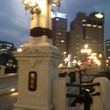 橋のたもとからの様子