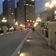 ほのかな光に照らされています。