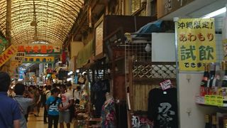 地元感とミックス感が醸し出すレトロなアーケード