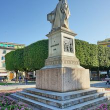 グイド モナコの彫像と広場
