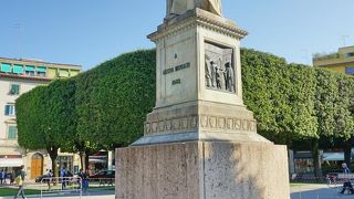 【アレッツォ】グイド モナコの彫像がある広場
