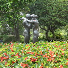 公園内の花壇と彫像