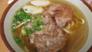 屋台の沖縄そば屋だが、これが美味い。