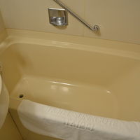 バスタブ付。湯舟とトイレは同じ区画に。