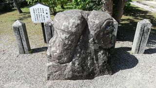 人間の善悪を顔に現した石