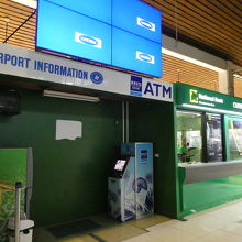 手荷物検査場のATM。左側緑ATMが手数料が安い