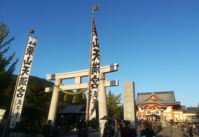 たくさんの露店で賑わいます