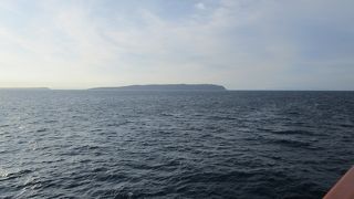 島の３分の１は原生林に覆われた自然が豊かで、「焼尻の自然林」として国の天然記念物に指定されています。