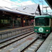 江之島駅に入線する電車