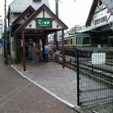 湘南モノレールの駅から江ノ島へ向かう途中の江ノ島駅