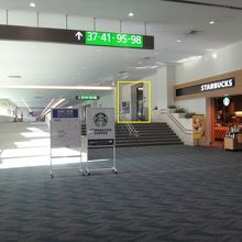 保安検査場Bから入ったためわかりづらい。スタバの横に入り口