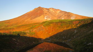 一般的に見る旭岳は西向きの山