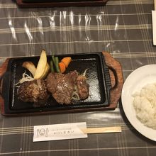 ハンバーグと、黒毛和牛ステーキ混合メニュー