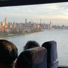 ブルックリン側からマンハッタンへイーストリバーに掛かる橋