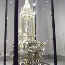 金銀宝石を贅沢に使った、まばゆいばかりの聖体顕示台