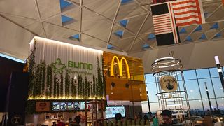 フードコートのような広いスペース