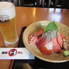 豪華な具沢山の特上海鮮丼２，１０６円と生ビール