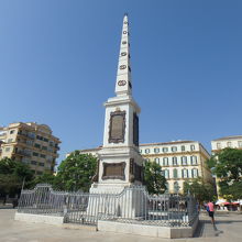 メルセ広場の様子　中央にトリホス記念碑