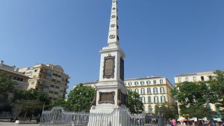 ピカソの生家の前にあり、中央にある記念碑が目立つ広場