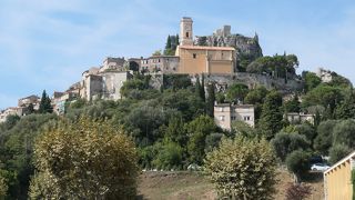 小山の上にあるエズ旧市街