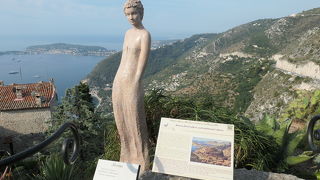 旧市街がある小山の頂上はエズ熱帯庭園