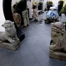 両方とも口を開けた狛犬