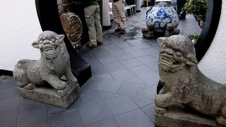 狛犬の間を好きな人と通れば、終わらない恋が始まる♪らしい